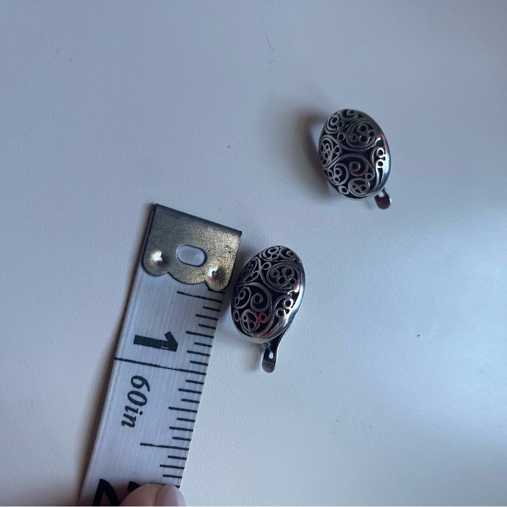 Elegant Silver Swirl Earrings🩶🤍 - Picture 3 of 5